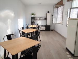 锡列达Albergue Trabazo的客房设有桌椅和冰箱。
