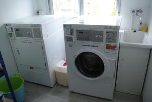 锡列达Albergue Trabazo的洗衣房配有洗衣机和水槽