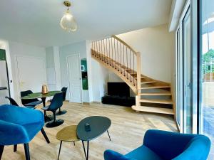 欧布纳艾丽莎姆别墅的一间带楼梯和蓝色椅子的客厅