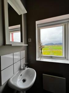 霍芬Sauðanes Guesthouse的一间带水槽和窗户的浴室