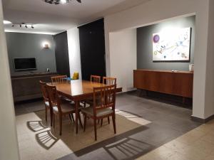 卢汉德库约Casa "La 310"的一间带木桌和椅子的用餐室