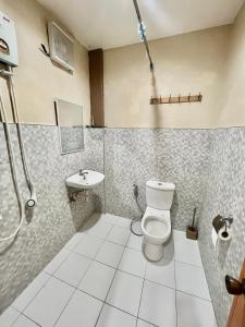 乔-克里斯阿帕特乐宾馆的一间浴室