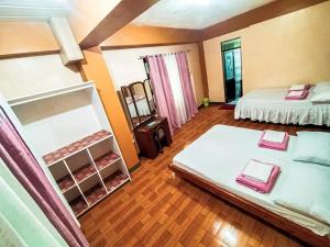 碧瑶JO-ZA-NA's Hostel(bed and breakfast)的大房间设有两张床和镜子