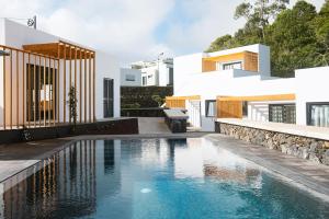 蓬塔德尔加达Vilas do Olival的一座房子后院的游泳池
