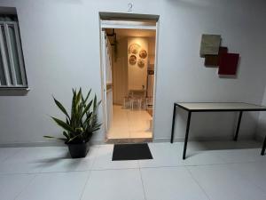 博阿维斯塔Condomínio tranquilo的走廊上设有桌子和盆栽植物