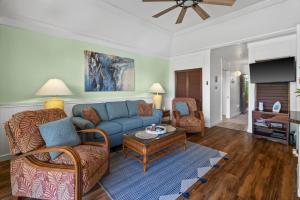 科洛阿Quiet Kiahuna plantation , New Remodel with AC的客厅配有蓝色的沙发和桌子