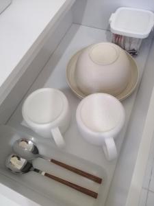 MacangTeratak Sherra Roomstay的白色台面上的两个白色厕所