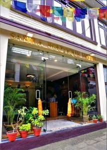 加德满都Sabila Boutique Hotel的花店前方的盆栽植物