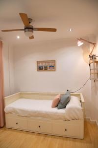 阿尔玛格鲁El Hidalgo的配有吊扇的客房内的一张床位