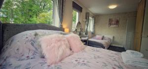巴尔诺特斯维克Alma Cliffe Guest House的一间卧室配有一张带粉色毯子的床和窗户。