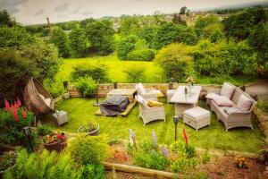 巴尔诺特斯维克Alma Cliffe Guest House的享有花园的空中景致,配有桌椅