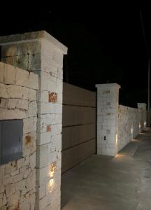 普尔萨诺Villa Latina的夜间有灯的砖墙