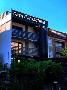 奥尔绍瓦CASA PARASCHIVA的一座带casa parais标志的建筑