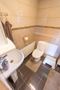 尤尔马拉Schneider hause的浴室配有白色卫生间和盥洗盆。