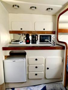 巴塞罗那Cozy private two rooms yacht in Barcelona - boat in Port Forum的一个带水槽的厨房