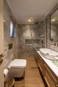 扎金索斯镇Capolavoro Suites的一间带卫生间和水槽的浴室