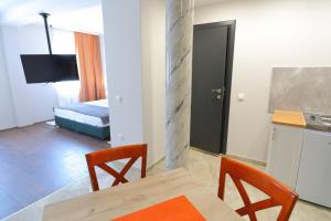 索科矿泉村Fenix Apartments的配有桌椅和床的房间