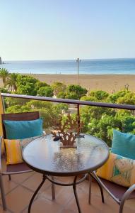 大塔拉哈尔Seaside的海滩景阳台桌子