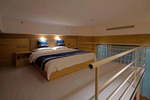 重庆走去野旅行酒店的一间卧室配有一张带蓝色枕头的大床