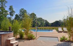 GuéronChâteau Saint Gilles的后院设有游泳池和木甲板