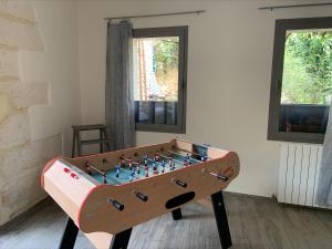 LansarguesL'Hospitalet的客房内的乒乓球桌