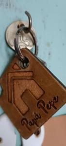 阿鲁卡斯Loft PapaPepe的带有信件的钥匙链 x 显示