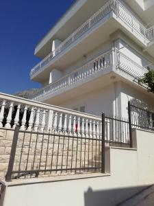 兹沃格谢Apartment Villa Bajna的带阳台的白色建筑