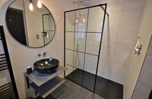 克利夫罗Boutique cottage set in historic town of Clitheroe的一间带水槽和镜子的浴室