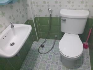 林信查瓦特度假酒店的浴室配有白色卫生间和盥洗盆。