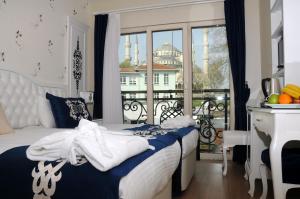 伊斯坦布尔Sarnic Premier Hotel的一间卧室设有一张床,阳台与大楼相连