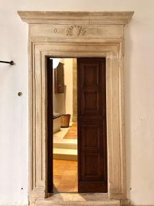 乌尔比诺圣波罗1544仿古客房住宿加早餐旅馆的木门的门道