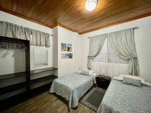 比亚米尔港Apartahotel Casa Soleil的一间卧室设有两张床和窗户。