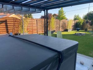 IzeauxL'entre 2 Lyon Grenoble - Villa avec Jacuzzi的后院带围栏的乒乓球桌