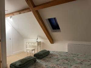福丁布里奇Roundhill New Forest的卧室配有一张床,墙上配有电视。