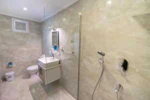 帕塔拉Flower Hotel Patara的带淋浴、盥洗盆和卫生间的浴室