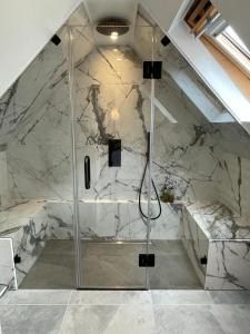 伯恩茅斯Beach Lodge的带淋浴的浴室(带大理石墙)