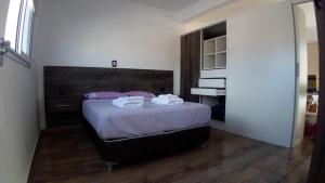 圣胡安Abril Dptos Temporarios的一间卧室配有带毛巾的床