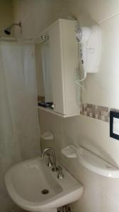 圣胡安Abril Dptos Temporarios的白色的浴室设有水槽和橱柜