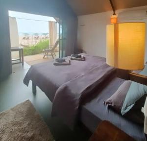 帕特南Nada Brahma Patnem Beach的一间卧室设有一张大床和大窗户