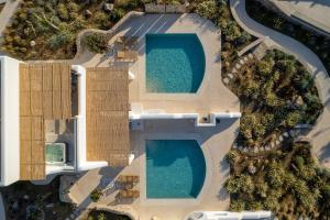 科斯镇Blue Pearls-Adults Only Luxury Suites的两个游泳池的顶部景色