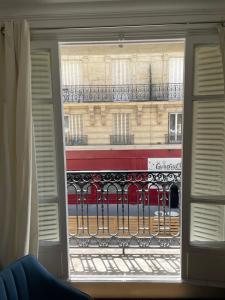 Appartement Tour Eiffel的阳台或露台