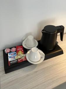 莫斯塔尔Villa Sonata的咖啡壶和盘子,书架上