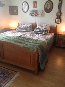 克里斯蒂安斯塔德Vivans Bed and Self catering的一间卧室配有一张带枕头的木床