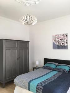 巴斯蒂亚Ernella的一间卧室配有一张床和一个吊灯