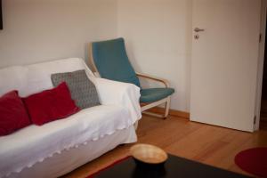 Canedo de BastoCasa Romeu的客厅配有白色沙发和蓝色椅子