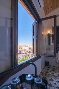 干尼亚Marthas DeLight Rooms的一间带水槽的浴室和一个美景窗户