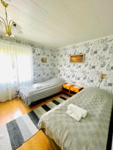 JomalaGula huset的一间卧室设有两张床和窗户。