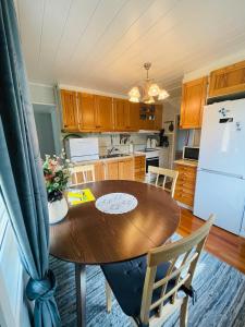 JomalaGula huset的厨房配有木桌和冰箱。