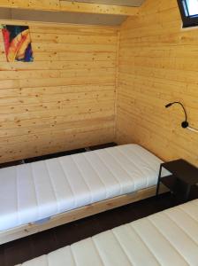 方Parque de Campismo de Fão的木墙客房的一张床位