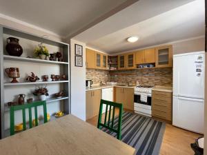 马汀Apartmán Stráne的厨房配有桌子和白色冰箱。